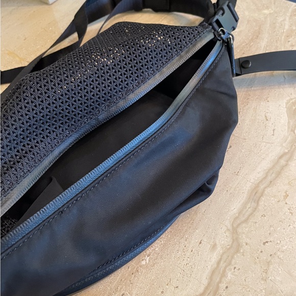 Lululemon everywhere belt - Picture 5 of 9